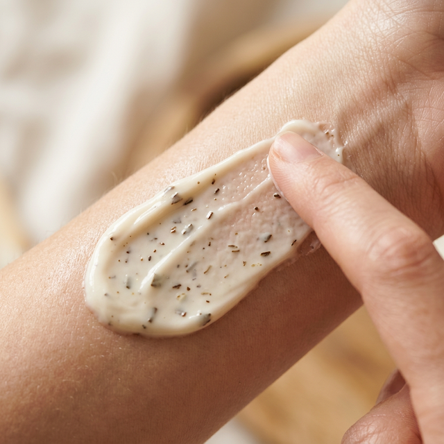 Primer plano de la textura de una crema para el cuidado de la piel